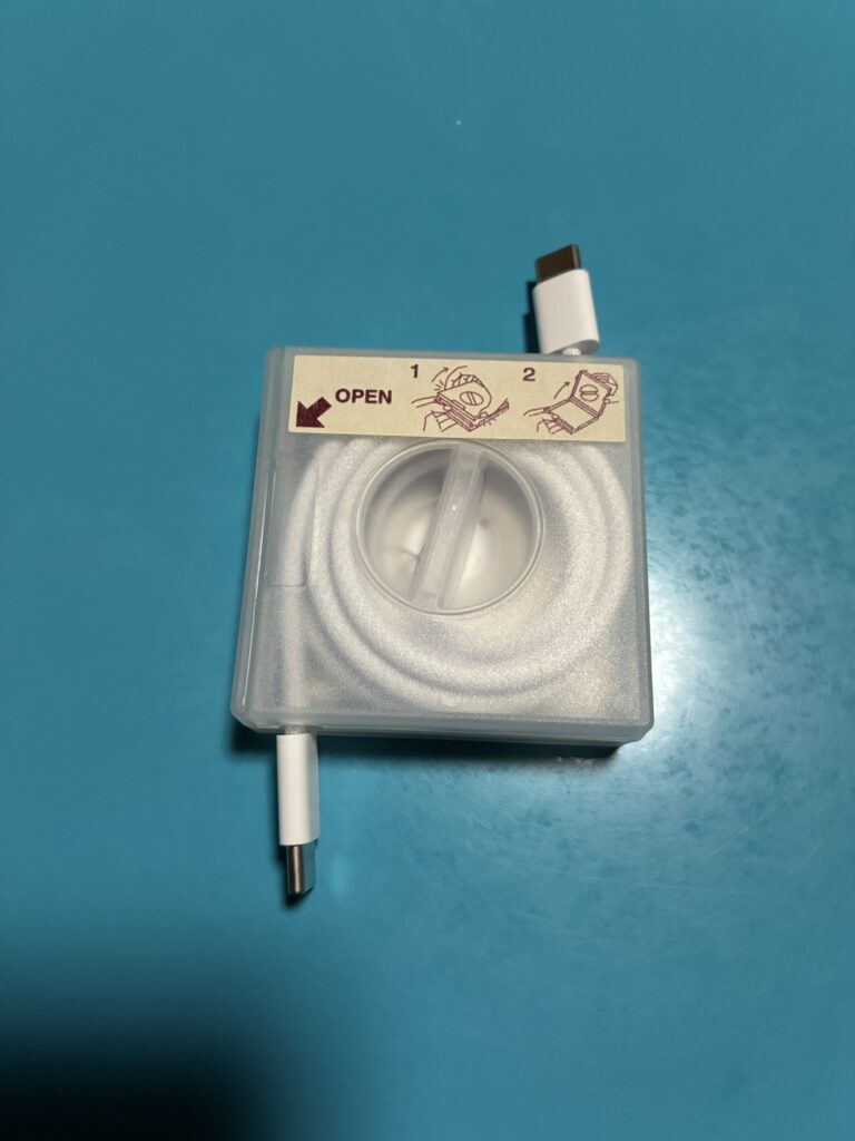 ケーブルが入った無印良品のスマホスタンド付ケーブル収納ケース